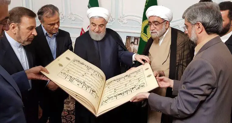 (تصاویر) هدیه‌ای که تولیت آستان قدس به رئیس‌جمهور داد
