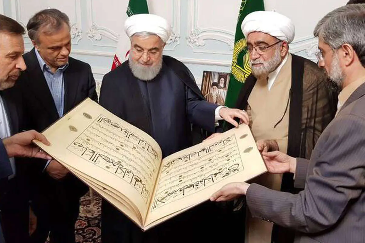 (تصاویر) هدیهای که تولیت آستان قدس به رئیسجمهور داد