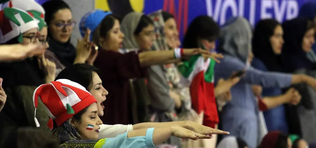 چرا کف دست زنان تماشاگر مهر زدند؟