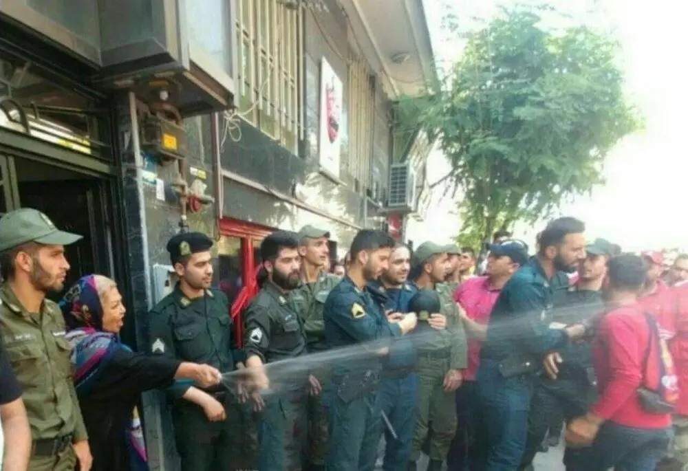 (عکس) راهکار خانم همسایه برای متفرق کردن پرسپولیسی‌ها