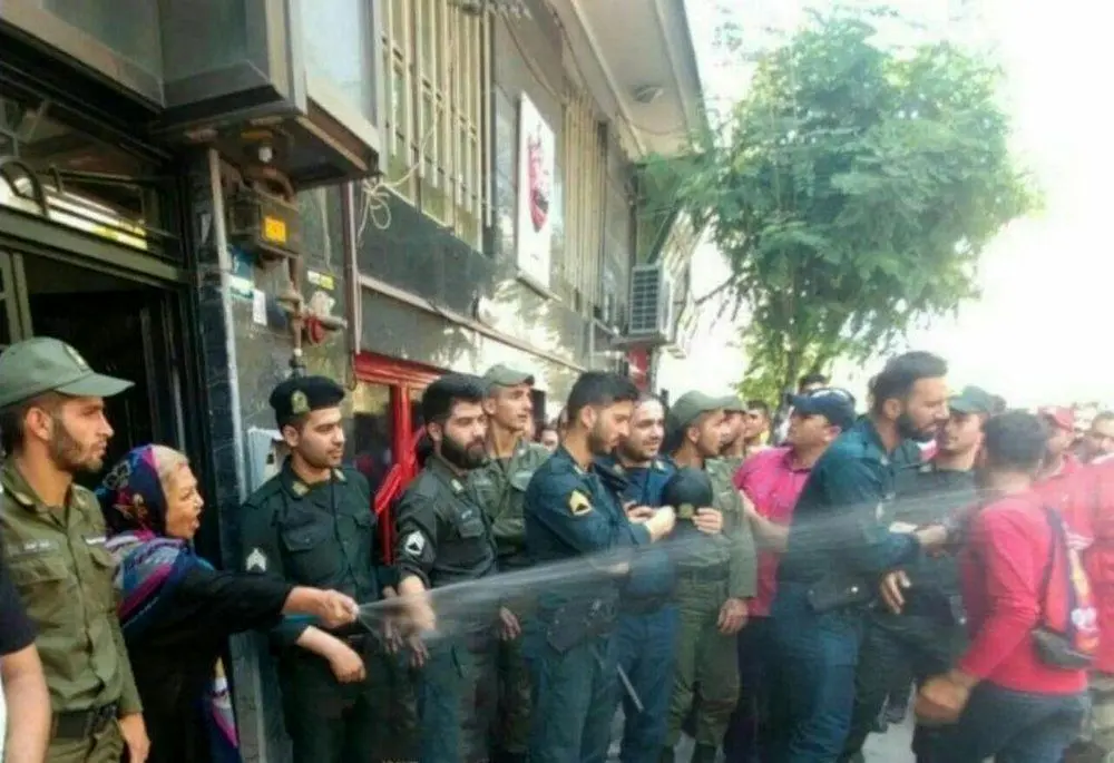 (عکس) راهکار خانم همسایه برای متفرق کردن پرسپولیسی‌ها