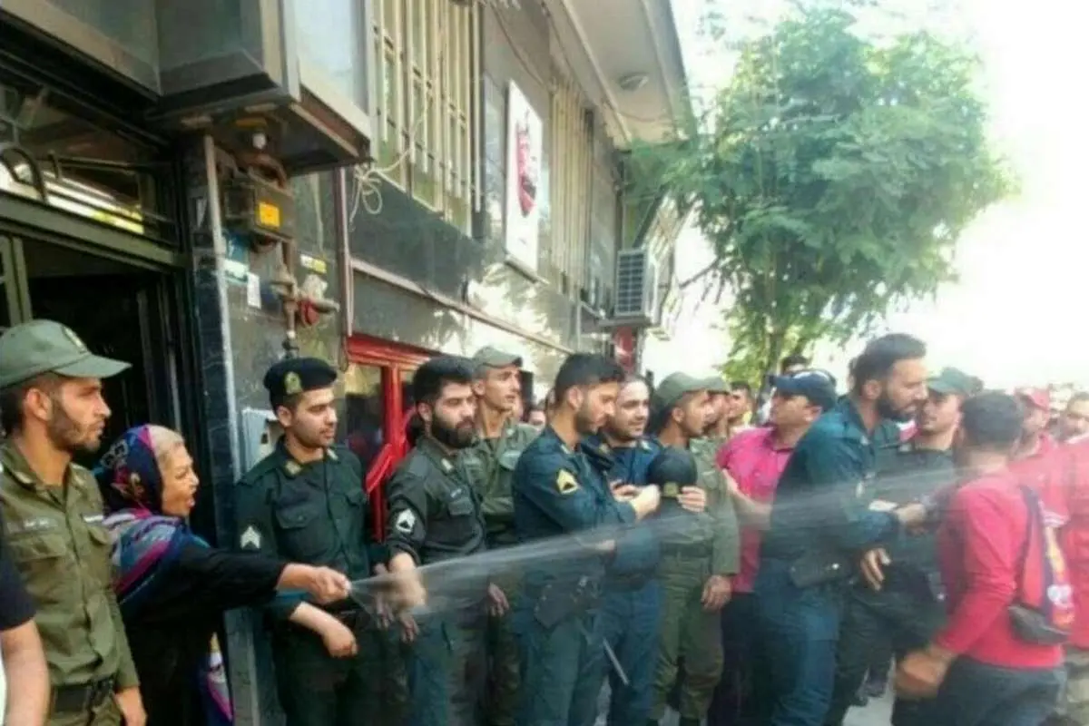 (عکس) راهکار خانم همسایه برای متفرق کردن پرسپولیسیها