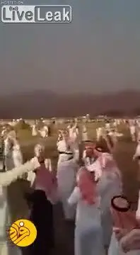 (ویدئو) جشن عجیب سعودی‌ها در بیابان!