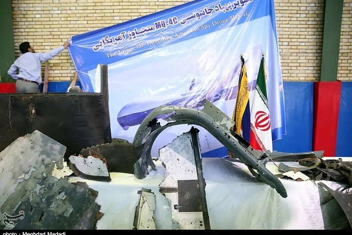 (تصویر) سردار حاجی زاده در کنار لاشه پهپاد آمریکایی