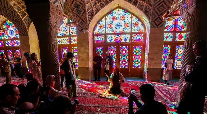 (تصاویر) گردشگران، مبهوت مسجد رنگ‌ها