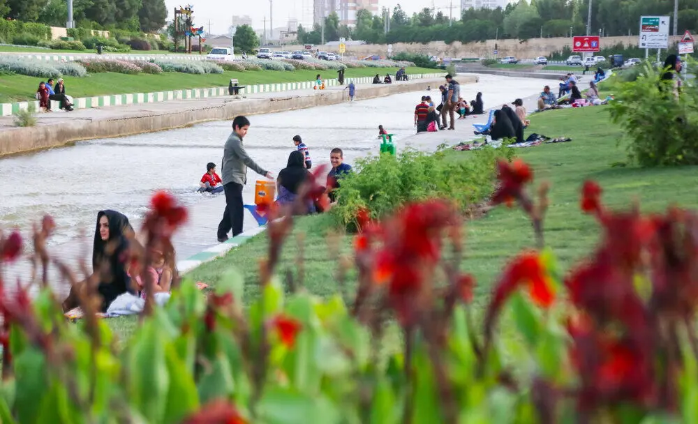 (تصاویر) تفریح تابستانی در رودخانه قم