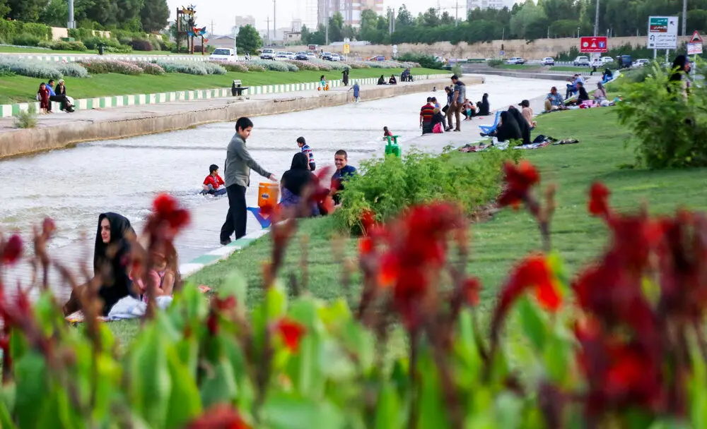 (تصاویر) تفریح تابستانی در رودخانه قم