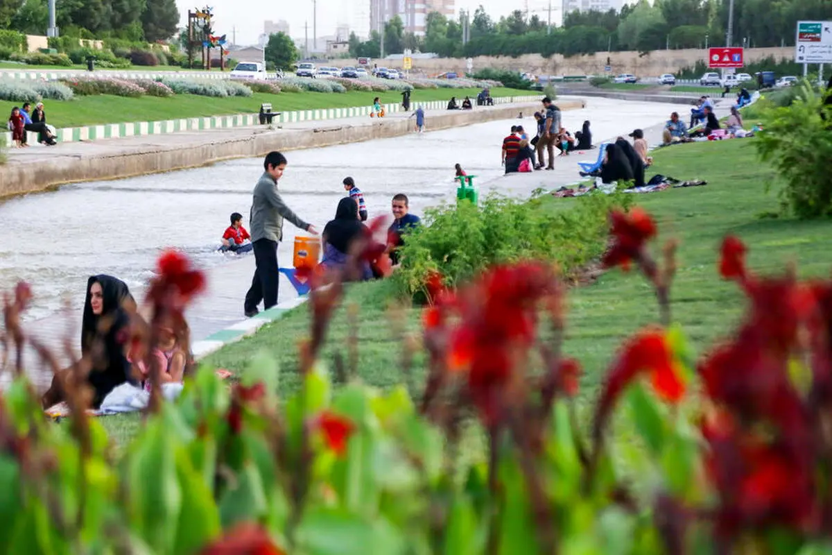 (تصاویر) تفریح تابستانی در رودخانه قم