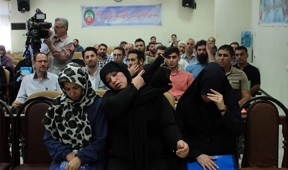 (تصاویر) پوشش متفاوت زنان متهم؛ از روسری پلنگی تا چشمان گریان در دادگاه کیمیا خودرو!