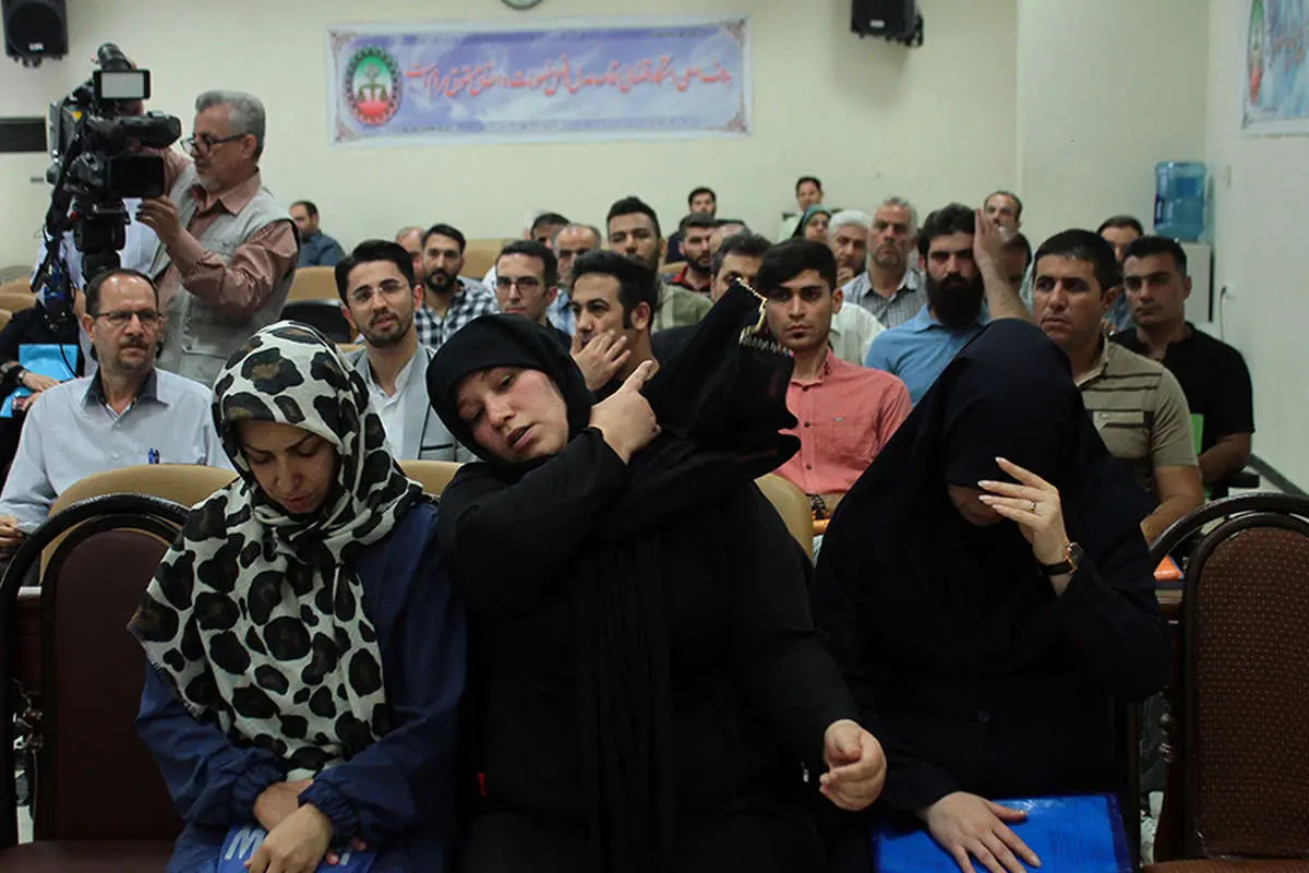 (تصاویر) پوشش متفاوت زنان متهم؛ از روسری پلنگی تا چشمان گریان در دادگاه کیمیا خودرو!