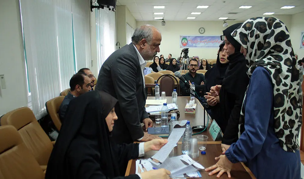 واکنش علی مطهری به لغو پوشیدن اجباری چادر در دادگاه‌ها