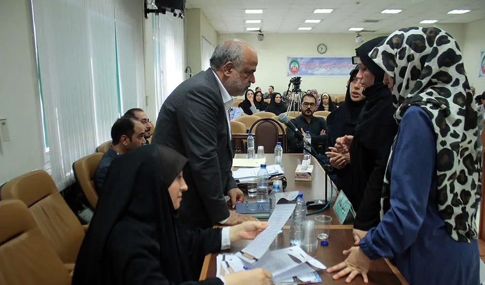 واکنش علی مطهری به لغو پوشیدن اجباری چادر در دادگاه‌ها