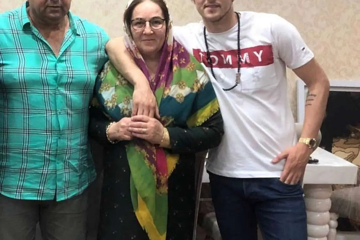 (تصویر) سردار آزمون در کنار پدر و مادرش