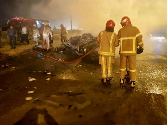 (تصاویر) حریق مرگبار خودرو در پی وقوع تصادف در اتوبان تهران-قم