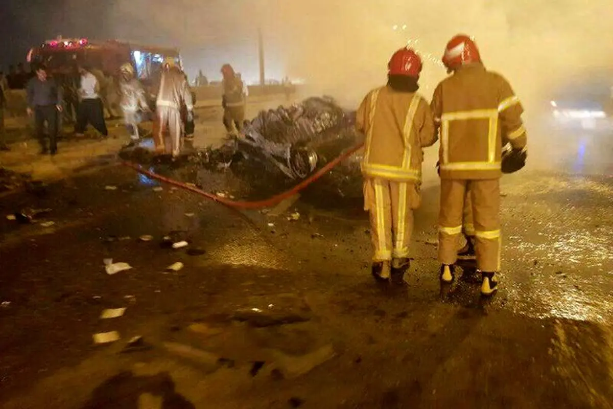 (تصاویر) حریق مرگبار خودرو در پی وقوع تصادف در اتوبان تهران-قم