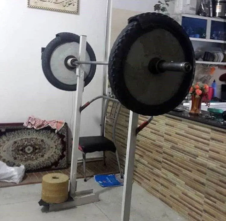 (عکس) تصویری دردناک از دختران وزنه بردار