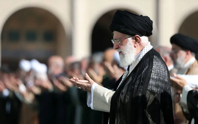 (تصاویر) اقامه نماز عید فطر به امامت رهبر انقلاب