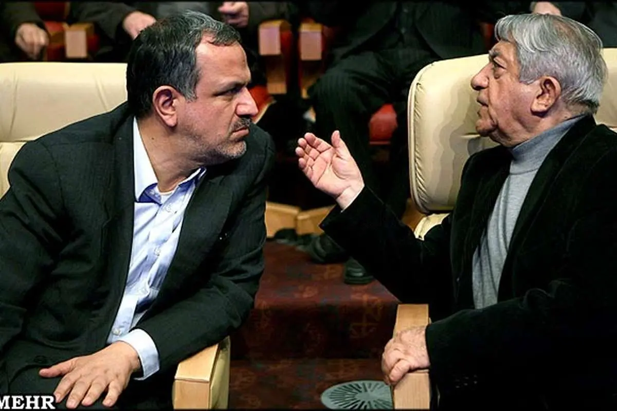 "زبان و ادبیات جامعه را به انحطاط برده‌اند"