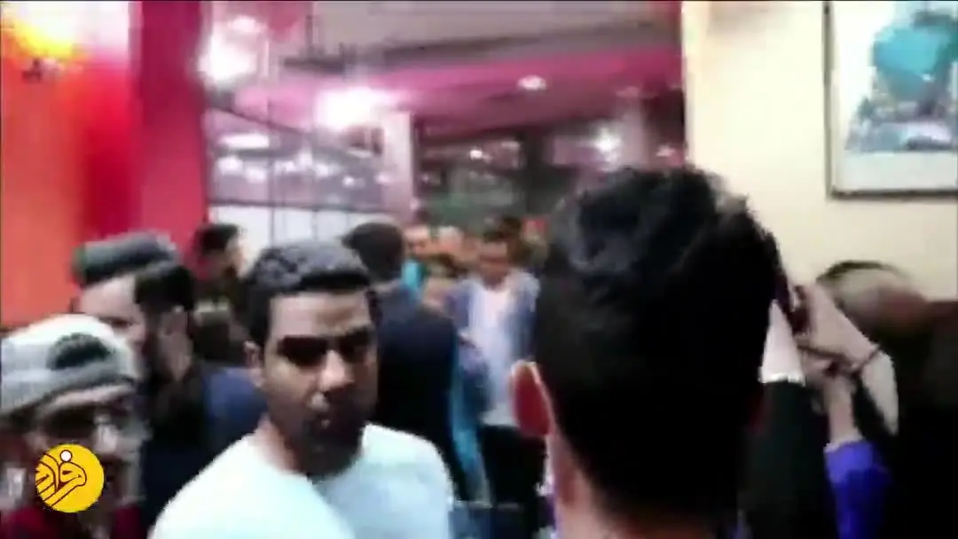 (ویدئو) فریاد الناز شاکردوست بر سر یک هوادار: چرا به من دست زدی!