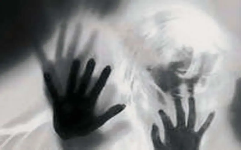 دختر ۱۷ ساله: مادر دوستم پول گرفت و مرا در اختیار یک جوان قرار داد!