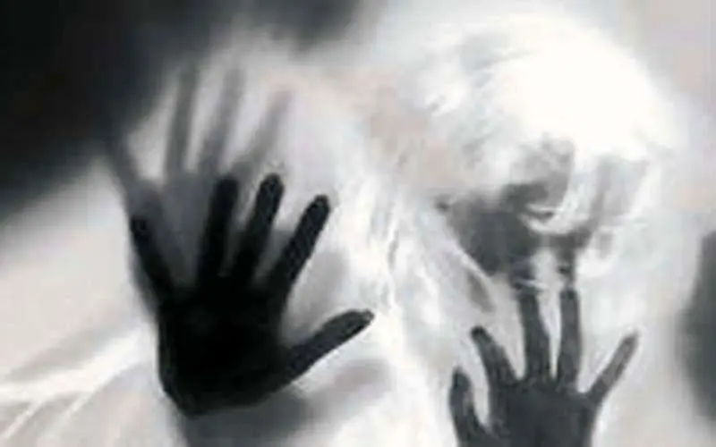 دختر ۱۷ ساله: مادر دوستم پول گرفت و مرا در اختیار یک جوان قرار داد!