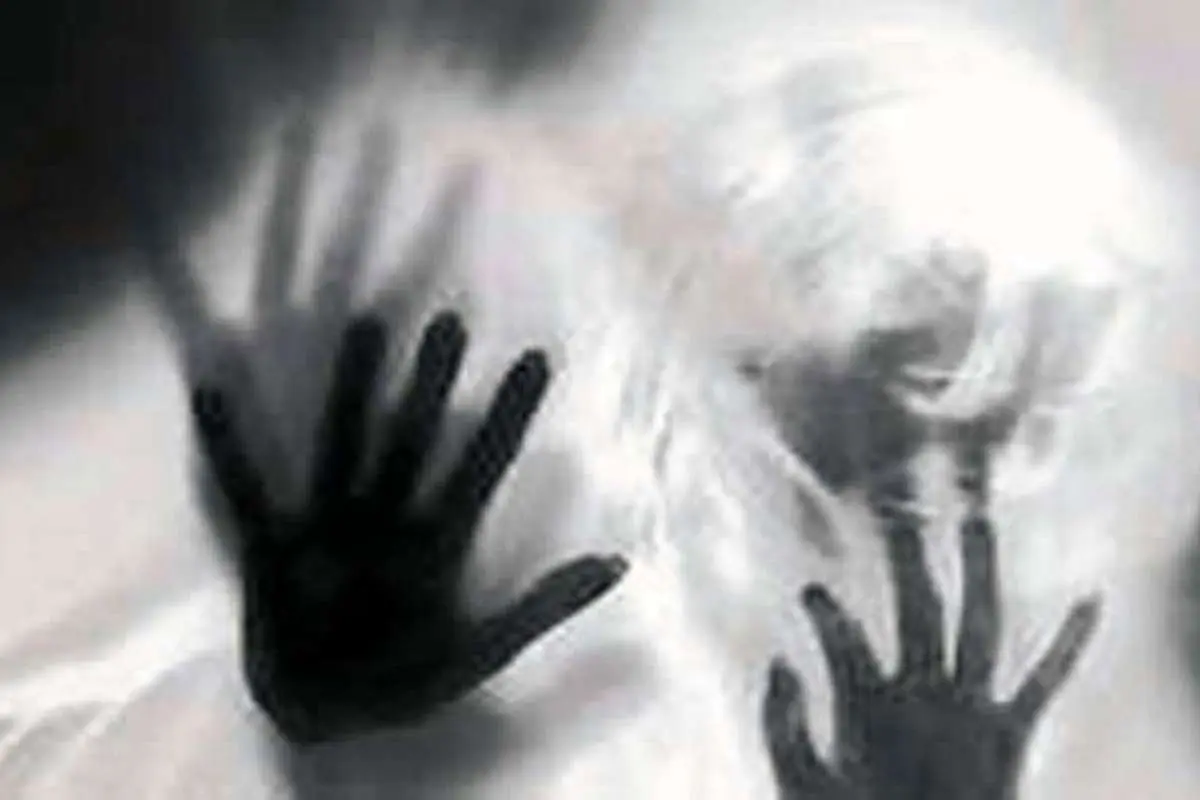 دختر ۱۷ ساله: مادر دوستم پول گرفت و مرا در اختیار یک جوان قرار داد!