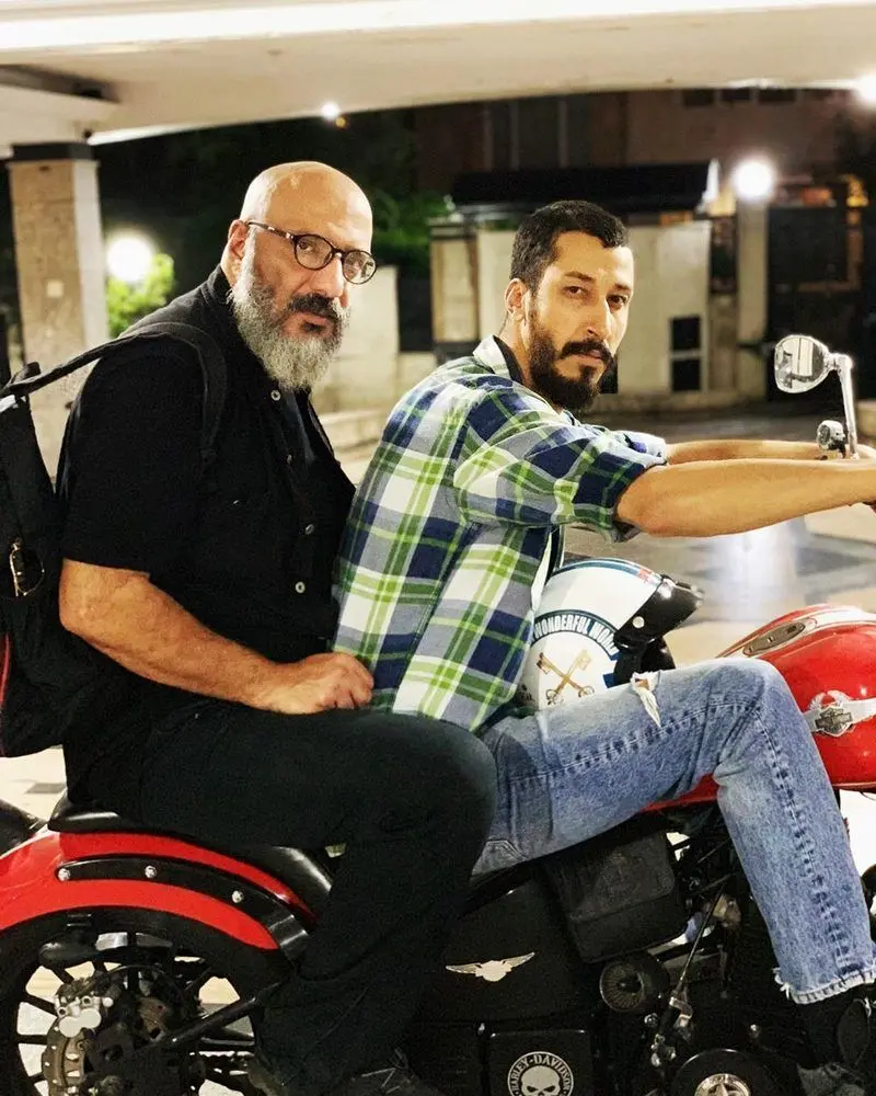 (عکس) تصویری خاص از موتور سواری ۲ بازیگر سرشناس