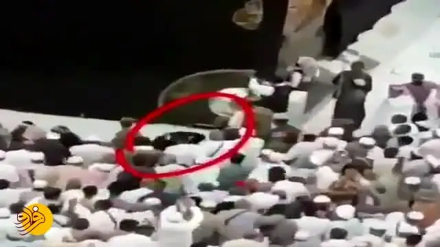 (ویدئو) رفتار زشت مأمور سعودی با یک زن زائر خانه خدا