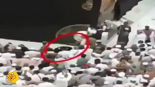 (ویدئو) رفتار زشت مأمور سعودی با یک زن زائر خانه خدا