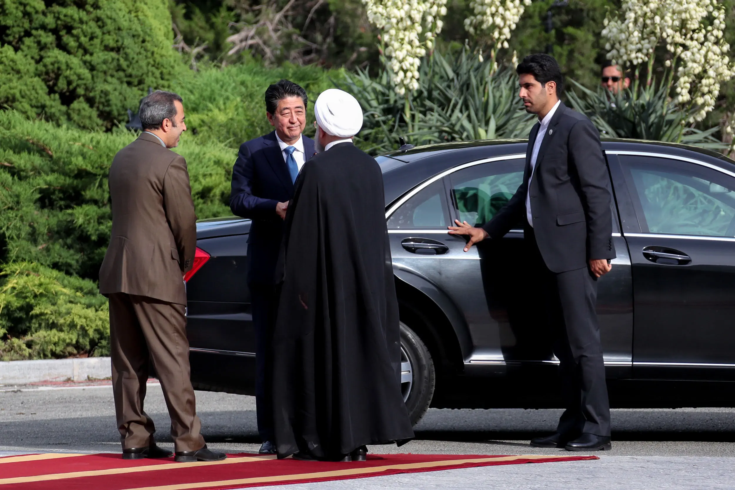 (تصاویر) استقبال روحانی از شینزو آبه در سعدآباد