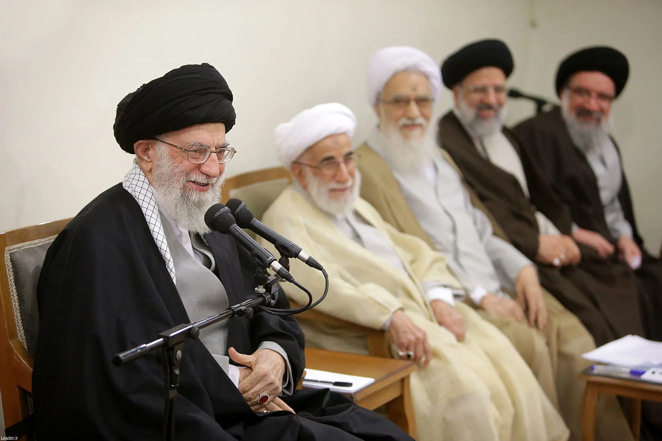 عضو مجلس خبرگان: رهبری گفتند راه برای بازرسی از همه بخش‌های زیرمجموعه من باز است