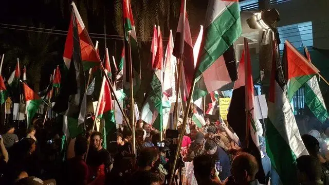 (تصاویر) حمله تظاهرکنندگان عراقی‌ به سفارت بحرین در بغداد