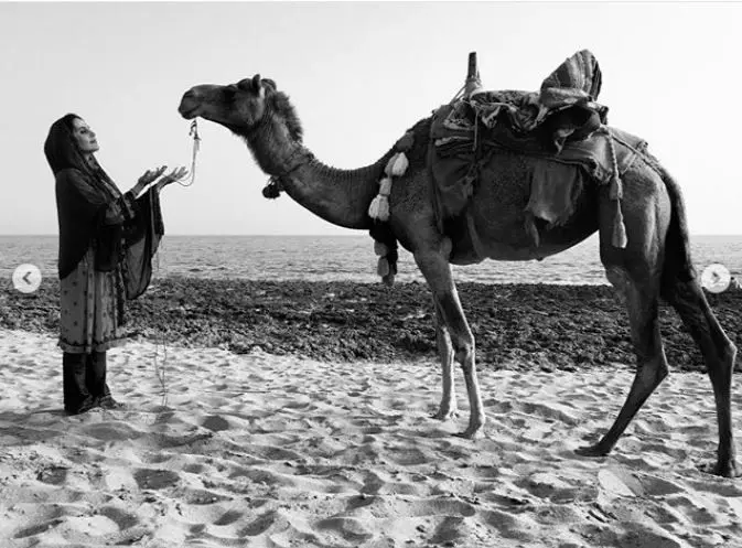 (عکس) تصویری از الناز شاکردوست و دوست بادیه نشینش
