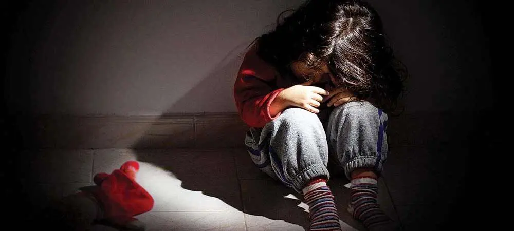 کودک آزاری هواناک در قزوین؛ فرو بردن کلید در سر کودک توسط  مادر!