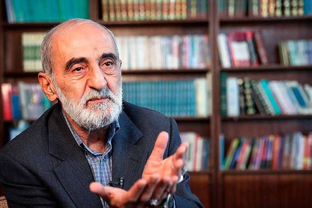 کیهان: سخنان "ظریف" وهن نظام اسلامی است!