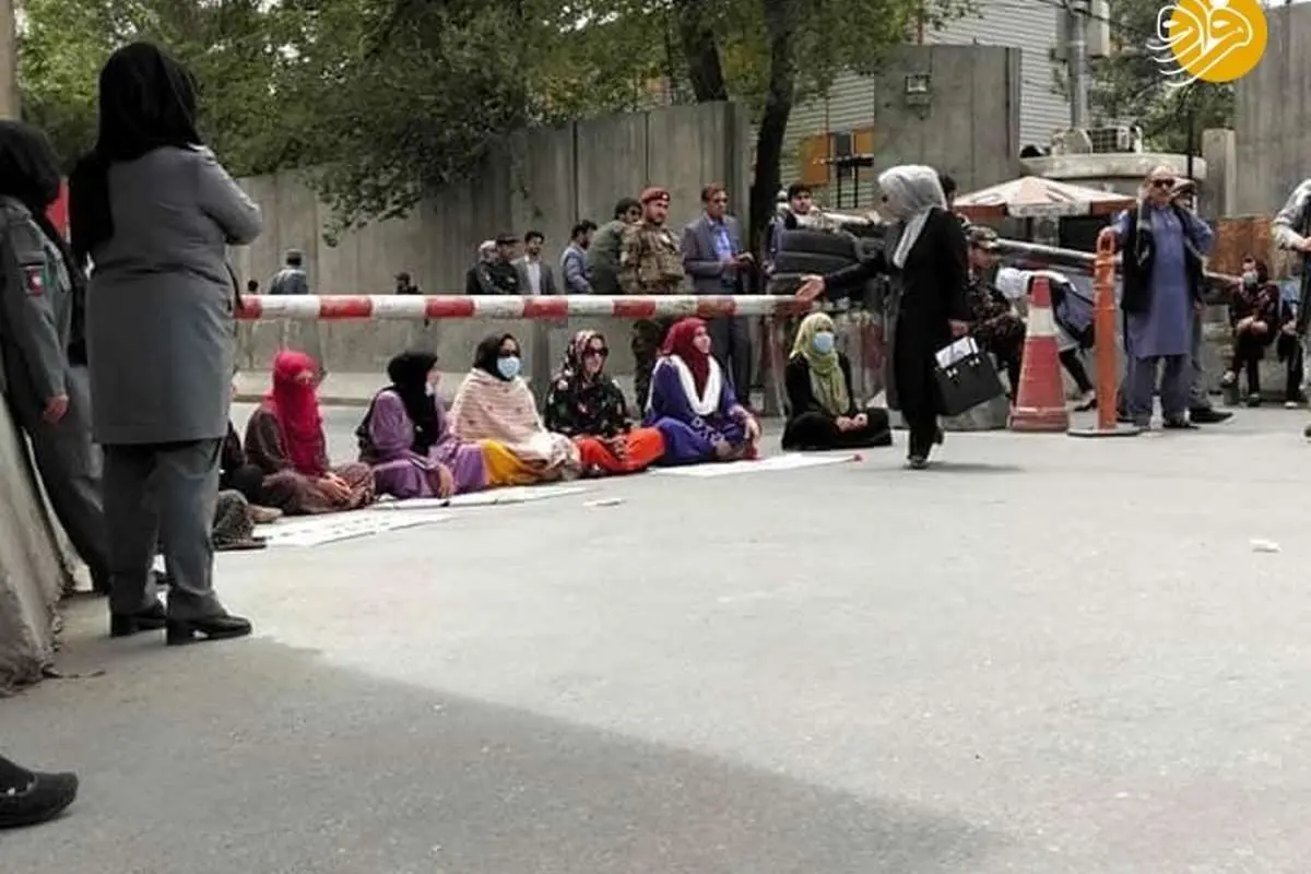 (تصاویر) چند زن افغان لبهایشان را دوختند