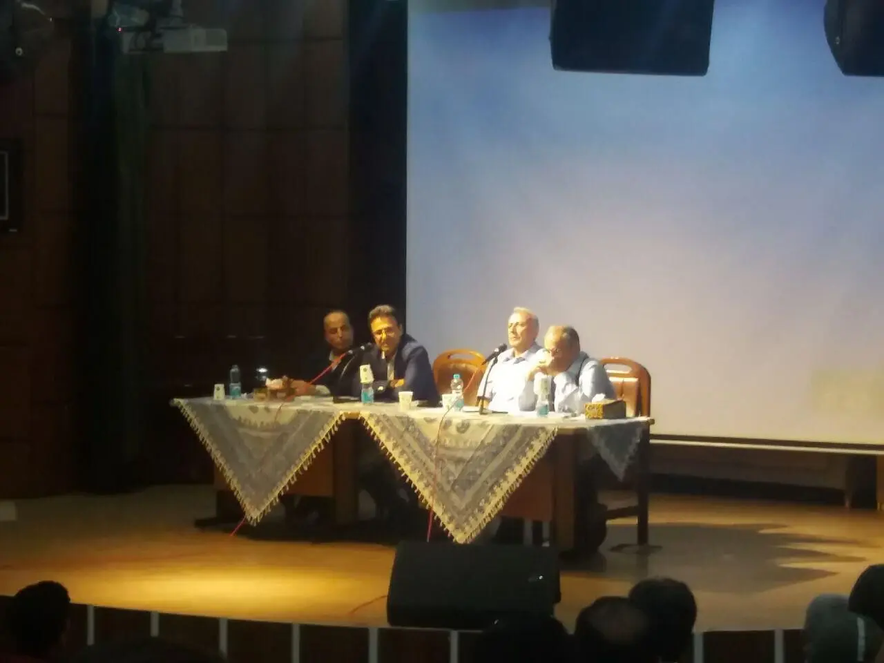 زیباکلام: حتی اشخاص برجسته نمی‌دانند که جنگ می شود یا نه