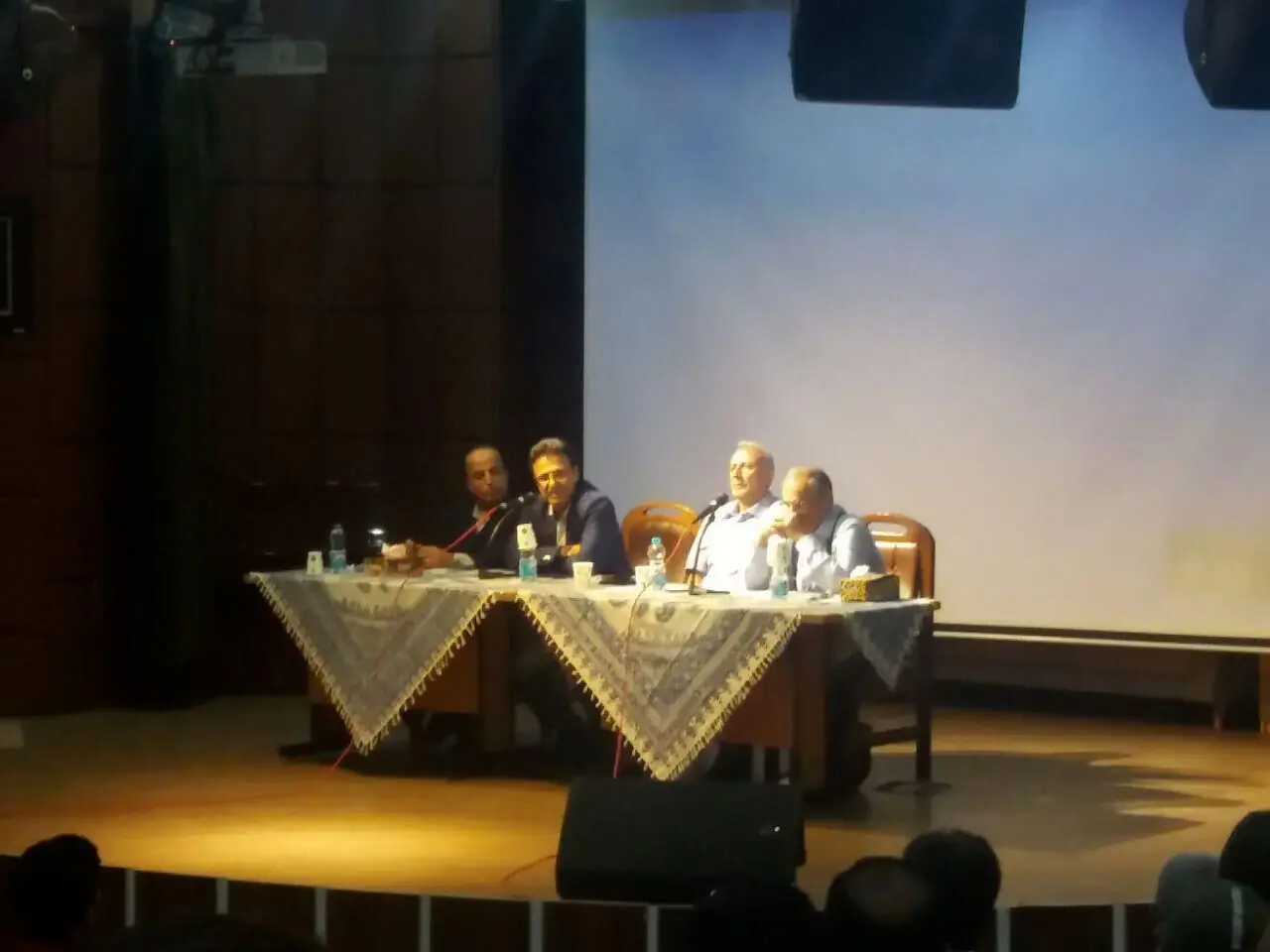 زیباکلام: حتی اشخاص برجسته نمی‌دانند که جنگ می شود یا نه