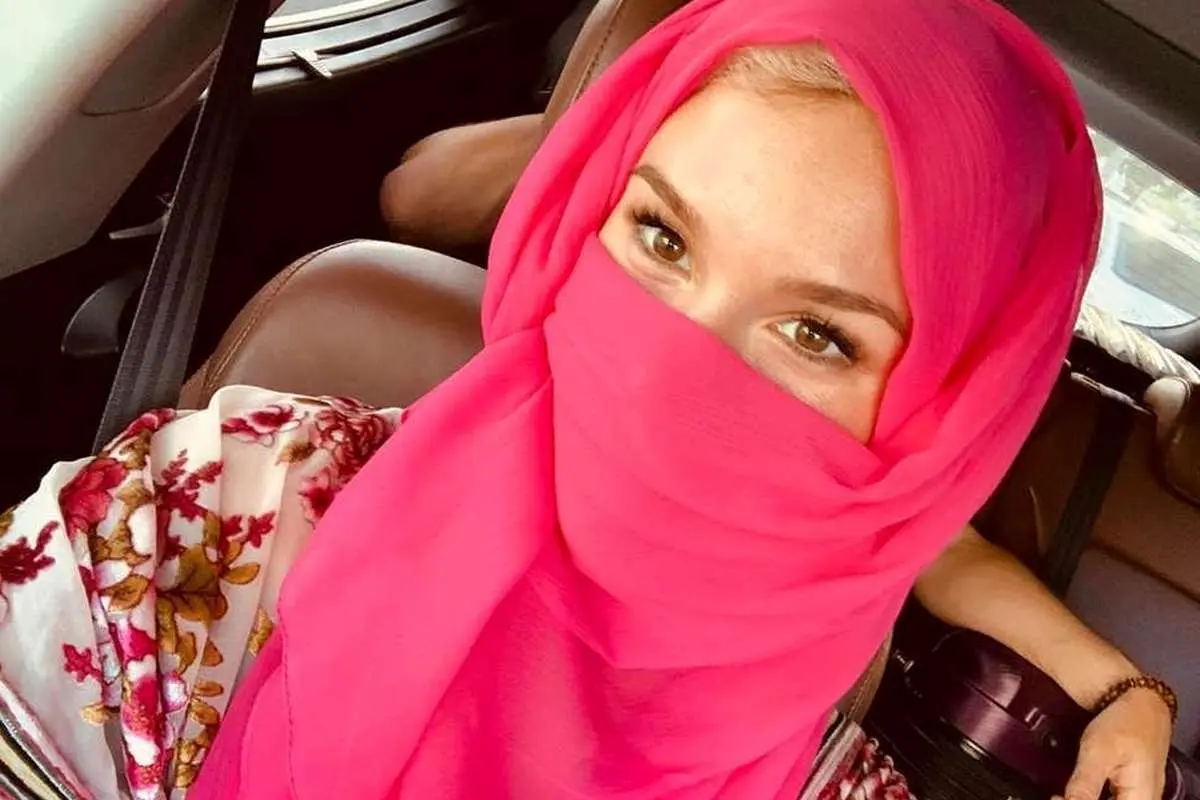ماجرای دستگیری و اخراج "جاس استون" خواننده زن بریتانیایی در جزیره کیش