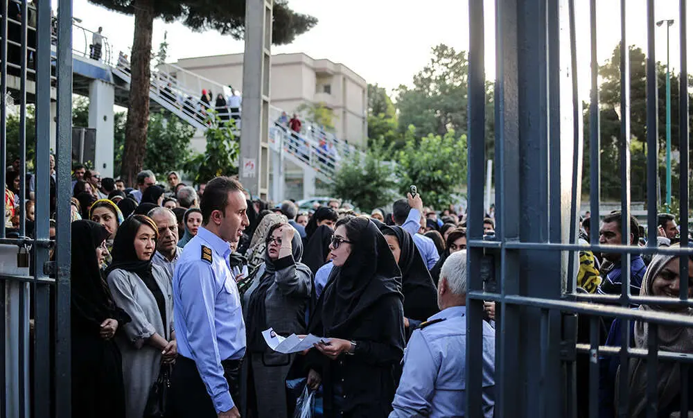 (تصاویر) مادران کنکوریها؛ از چشمهای نگران تا دعا و تسبیح