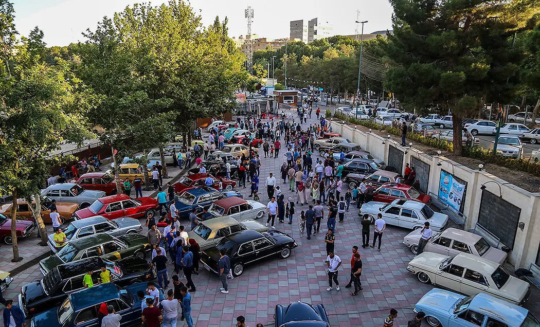 (تصاویر) دورهمی خودرو‌های کلاسیک در سنندج
