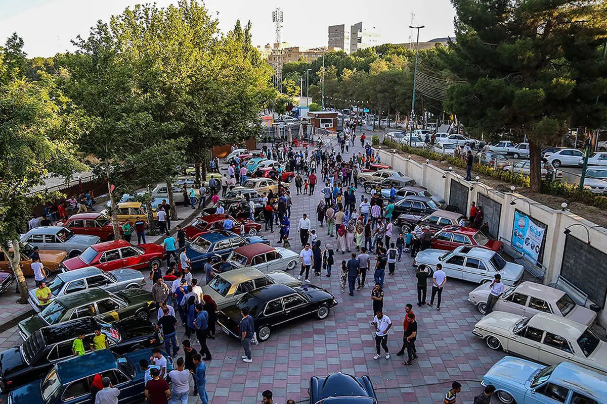 (تصاویر) دورهمی خودرو‌های کلاسیک در سنندج
