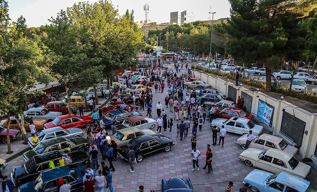 (تصاویر) دورهمی خودرو‌های کلاسیک در سنندج
