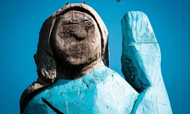 (تصاویر) ساخت مجسمه‌ای عجیب از همسر ترامپ