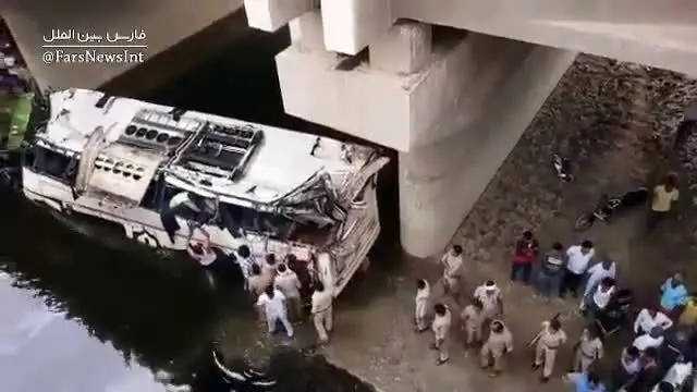 (ویدئو) سقوط مرگبار اتوبوس به درون کانال در هند