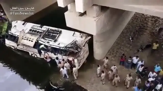 (ویدئو) سقوط مرگبار اتوبوس به درون کانال در هند
