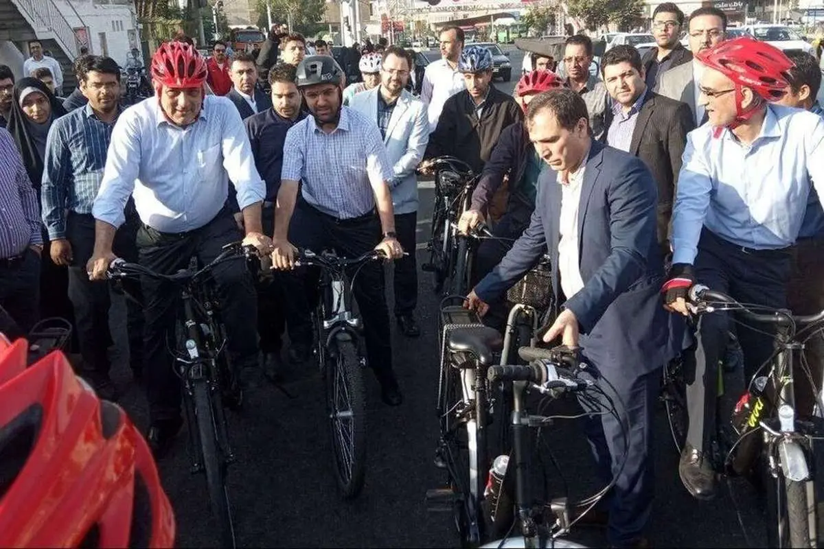 (عکس) آذری جهرمی در مراسم دوچرخهسواری حناچی