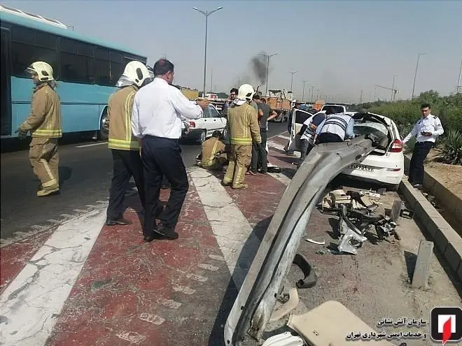 (تصاویر) نجات معجزه‌آسای سرنشینان MVM پس از ورود گاردریل به خودرو