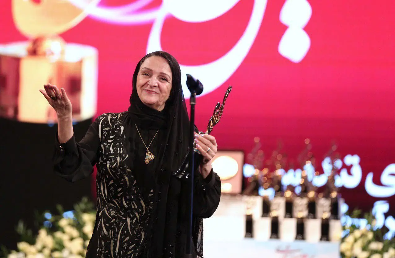 تشکر گلاب آدینه از مهدی هاشمی روی صحنه جشن حافظ