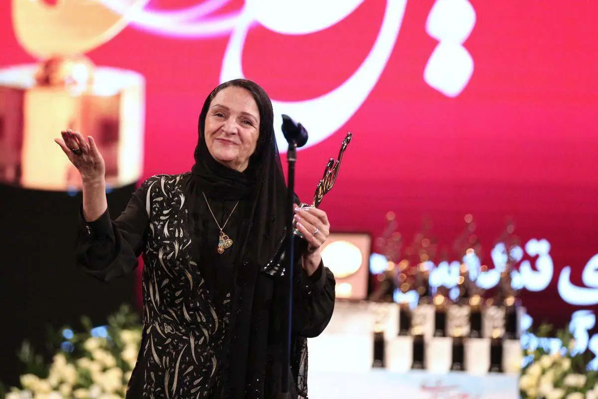 تشکر گلاب آدینه از مهدی هاشمی روی صحنه جشن حافظ